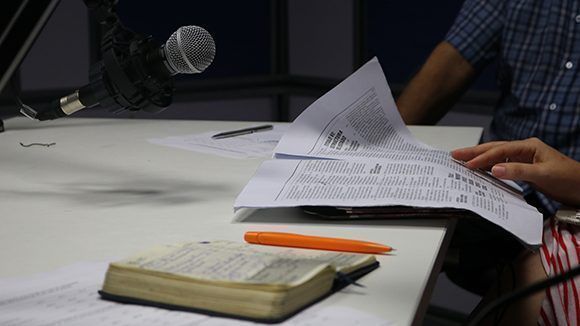 Grabación de El podcast de Cubadebate sobre el financiamiento de la Ciencia, la Tecnología y la Innovación en Cuba en el estudio de Nexos Radio. Foto: Edilberto Carmona/ Cubadebate.