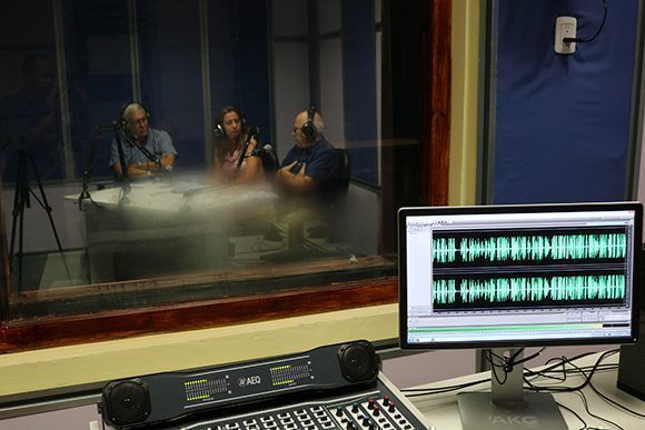 El podcast de Cubadebate desde el estudio de Nexos Radio, en la Facultad de Comunicación de la Universidad de La Habana. Foto: Edilberto Carmona/ Cubadebate.