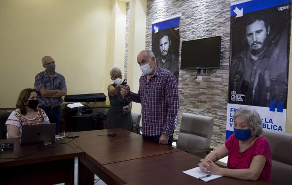 El presidente de la UPEC habla sobre la obra de Rosa Miriam, premio nacional de periodismo José Martí. Foto: Ismael Francisco/ Cubadebate.