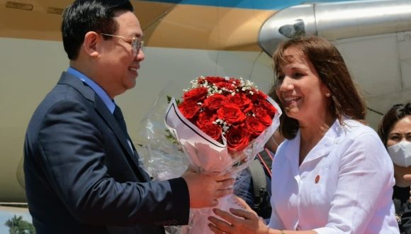Presidente del Parlamento vietnamita llega a Cuba