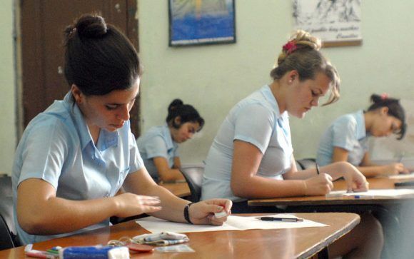 Estudiante realizando examen