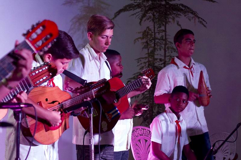 Niños y jóvenes interpretando el punto cubano.