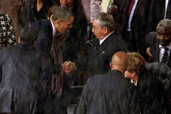 Encuentro del General de Ejército, Raúl Castro, con el presidente de Estados Unidos, Barack Obama, en el funeral de Nelson Mandela en Sudáfrica. Foto:AP