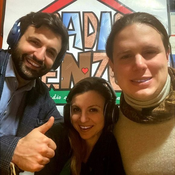 "Vamos papá, recoge toda esta energía y todo este rock. Empuja fuerte con los muchachos de la fisioterapia, que están haciendo un trabajo enorme", escucha Enzo a través de la radio dedicada exclusivamente a él. Foto: BBC Mundo "Vamos papá, recoge toda esta energía y todo este rock. Empuja fuerte con los muchachos de la fisioterapia, que están haciendo un trabajo enorme", escucha Enzo a través de la radio dedicada exclusivamente a él. Foto: BBC Mundo