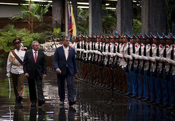 Condecora Raúl al Presidente ecuatoriano