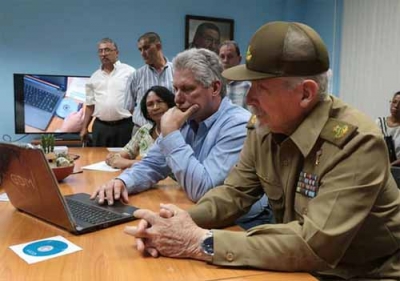 Inauguran Ramiro Valdés, Miguel Díaz Canel y otros directivos primera fábrica cubana de tablets y laptops.