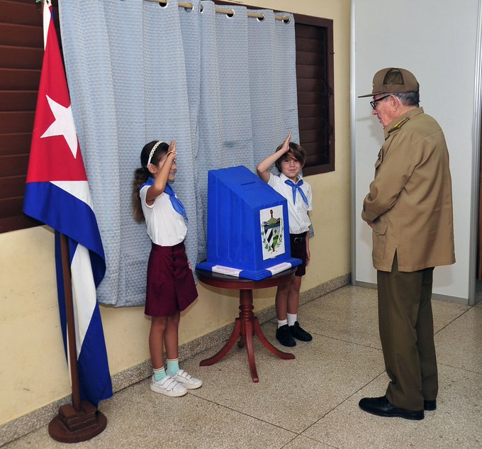 Raúl Castro Ruz ejerce su derecho al voto