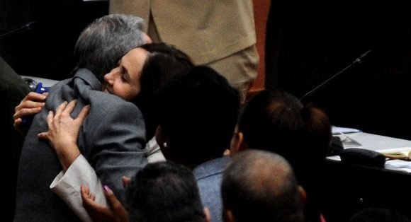 Mariela Castro Espín abraza a Raúl Castro Ruz durante la sesión de la Asamblea Nacional del Poder Popular. Foto: Omara García Mederos/ ACN/ Cubadebate. Mariela Castro Espín abraza a Raúl Castro Ruz durante la sesión de la Asamblea Nacional del Poder Popular. Foto: Omara García Mederos/ ACN/ Cubadebate.