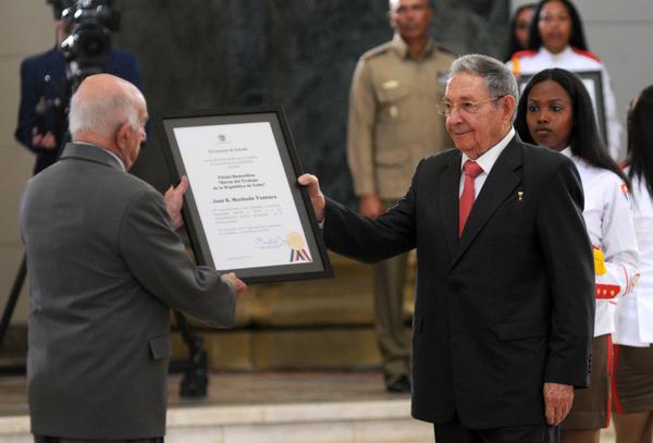 Presidente Raúl Castro condecoró a dirigentes históricos de la Revolución