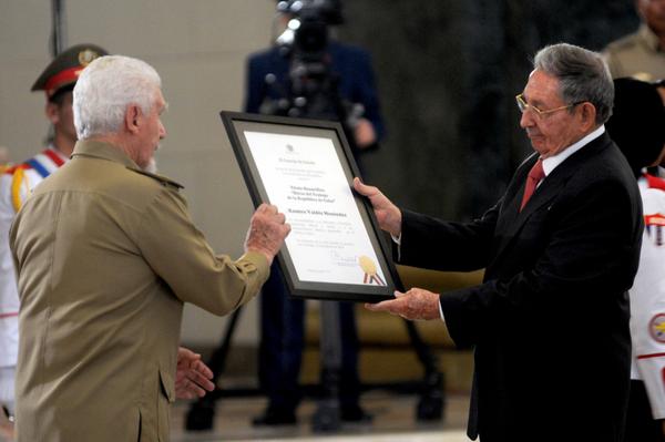 Presidente Raúl Castro condecoró a dirigentes históricos de la Revolución