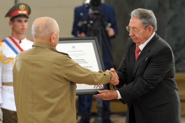 Presidente Raúl Castro condecoró a dirigentes históricos de la Revolución