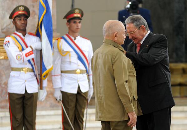 Presidente Raúl Castro condecoró a dirigentes históricos de la Revolución