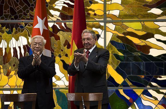 Raúl Castro felicita al Partido Comunista de Vietnam en su 90 aniversario