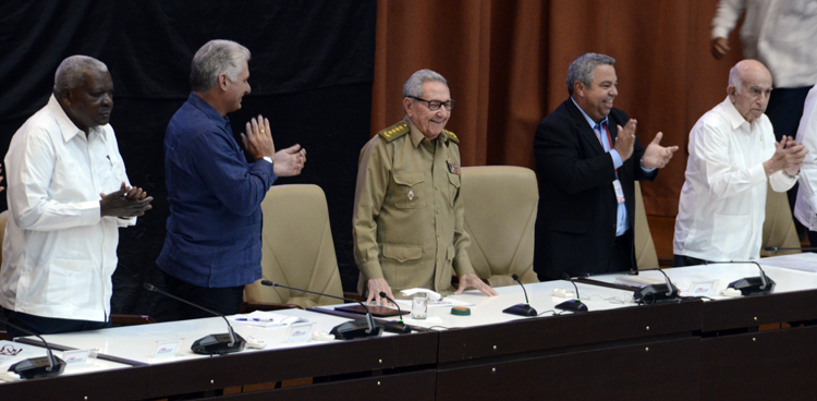 Raúl y Díaz-Canel asisten a clausura del Congreso obrero