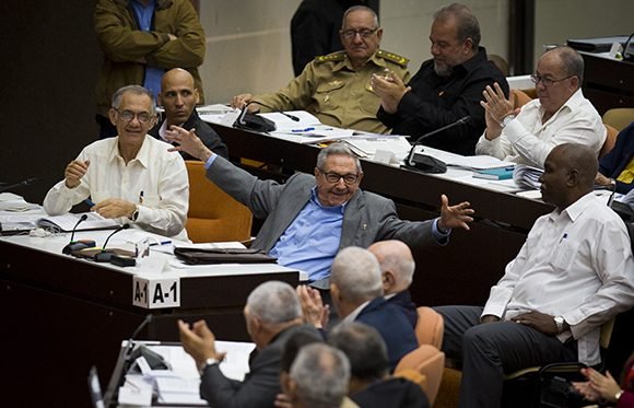 Raúl Castro Ruz en la sala principal del Palacio de Convenciones, donde se reúnen los diputados. Foto: Irene Pérez/ Cubadebate. Raúl Castro Ruz en la sala principal del Palacio de Convenciones, donde se reúnen los diputados. Foto: Irene Pérez/ Cubadebate.