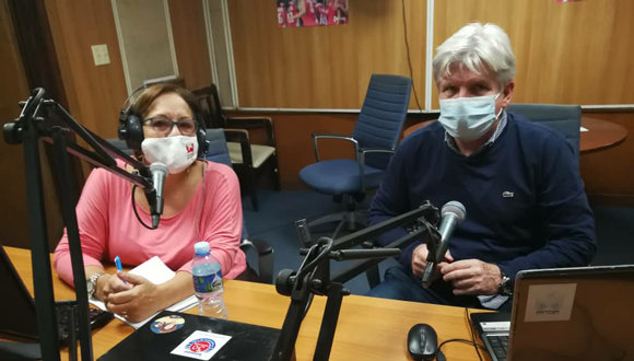 Dr. Raúl Guinovart y Arleen Rodríguez durante la grabación del podcast. Dr. Raúl Guinovart y Arleen Rodríguez durante la grabación del podcast.