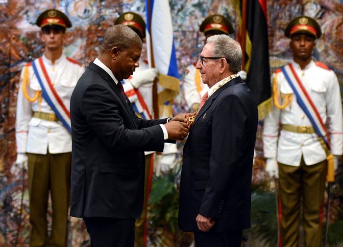 El General de Ejército Raúl Castro Ruz (D), Primer Secretario del Comité Central del Partido Comunista de Cuba, recibe la Orden Agostinho Neto, impuesta por João Manuel Gonçalves (I), Presidente de la República de Angola