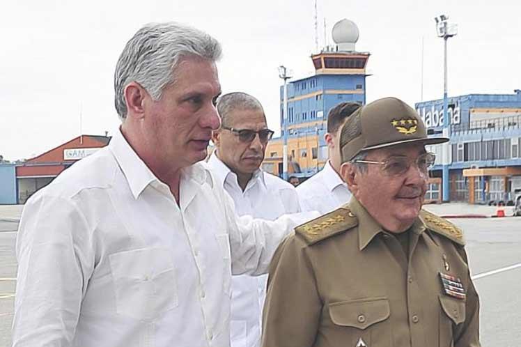 Raúl recibió a Díaz-Canel en el Aeropuerto Internacional Jpsé Martí, de La Habana. (Foto: PL)