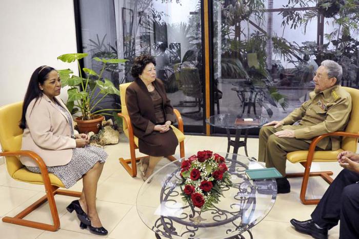 Raúl Castro recibe a viuda del líder angolano Agostinho Neto