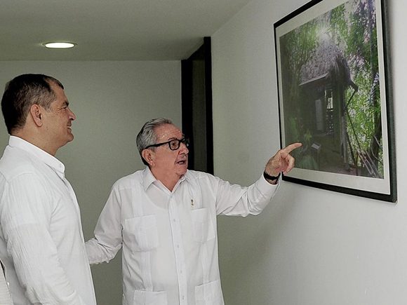 Raúl y Rafael Correa conversan en La Habana. Foto: Estudios Revolución.