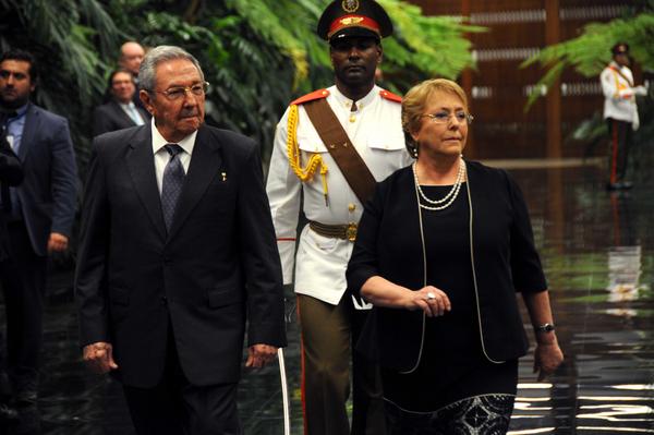 Raúl Castro recibe a la Presidenta de Chile, Michelle Bachelet