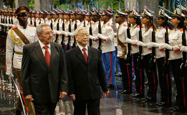 Raúl Castro recibe al Secretario General del Partido Comunista de Vietnam