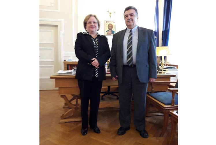 embajadora de Cuba en Grecia, Zelmys María Domínguez Cortina junto a Emmanouil Giakoumakis, rector de la Universidad de Economía y Negocios de Atenas.