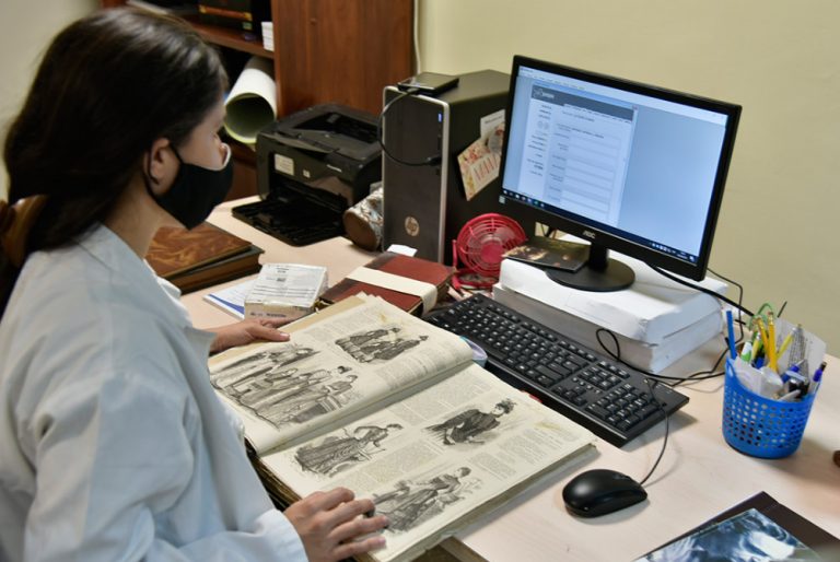 Joven accede al repositorio digital. Foto: Erick Guerra Figueredo.