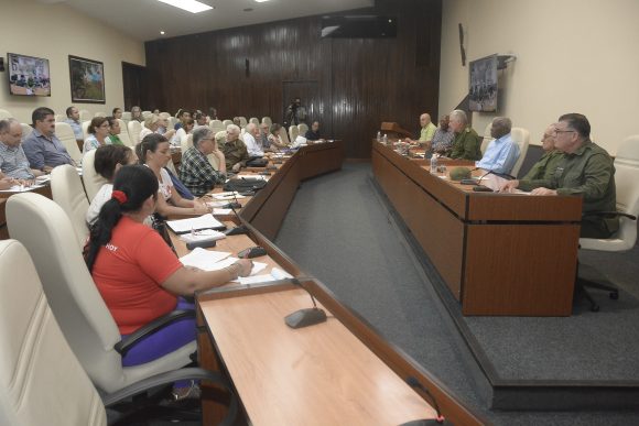 Reunión del Gobierno que chequeó cómo marcha la superación de las dificultades tras el paso del huracán Ian por territorio nacional. Foto: Estudios Revolución.