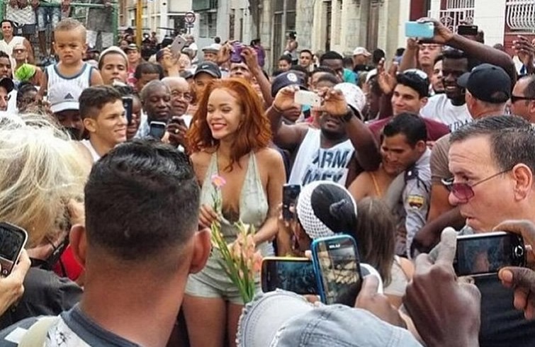 Cubanos tirando fotos a Rihanna en su visita a La Habana