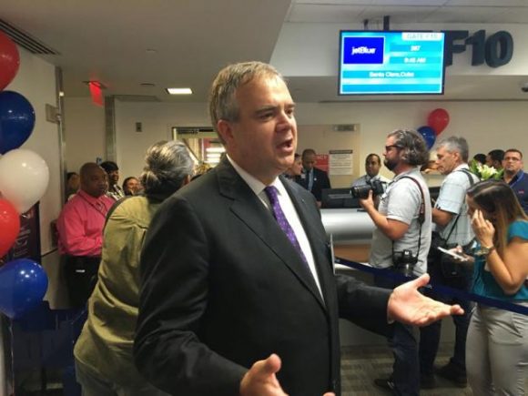 El Presidente Ejecutivo de JetBlue, Robin Hayes, habla con los reporteros en el Aeropuerto Internacional de Fort Lauderdale, Florida . Foto: REUTERS/Jeffrey Dastin
