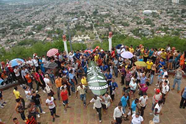 Ascenso del hacha ceremonial a la Loma de la Cruz
