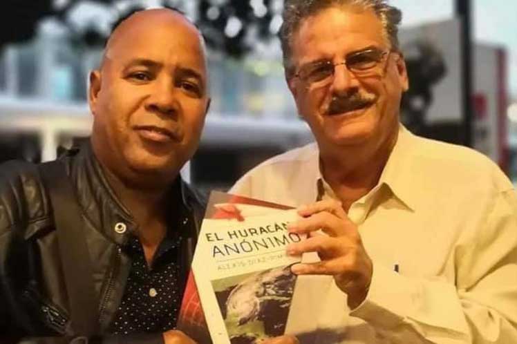 destacado meteorólogo cubano José Rubiera junto al poeta Alexis Díaz-Pimienta