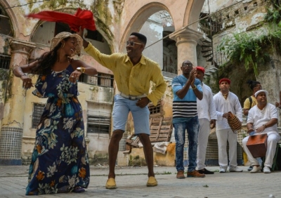Cubanos bailan rumba en una calle de La Habana el 22 de agosto de 2018© AFP YAMIL LAGE