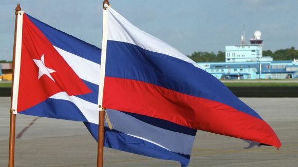 banderas de Cuba y Rusia