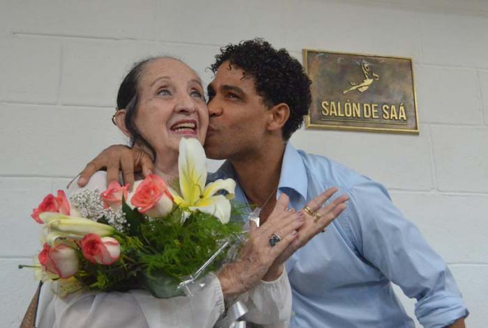 La maestra Ramona Saá y el bailarin Carlos Acosta.