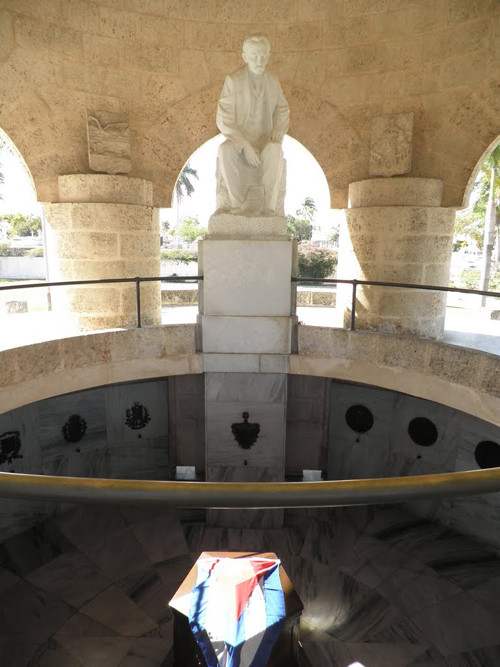 Estatua y urna con los restos del Apóstol