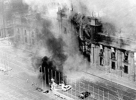 El Palacio de la Moneda durante el golpe de Estado a Salvador Allende. Foto: Archivo.