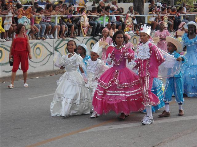Carnaval infantil en Santiago reverencia tradiciones culturales