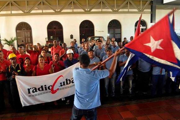 Contingente de trabajadores de las telecomunicaciones santiaguero, para el restablecimiento en la provincia de Camagüey. Foto: Miguel Rubiera Jústiz/ ACN. 