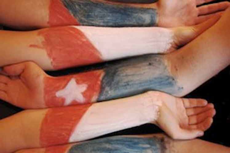 Brazos pintados con la bandera cubana Brazos pintados con la bandera cubana