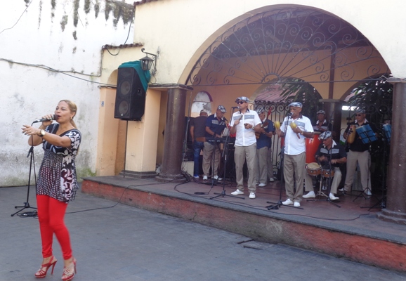 Solista Liudmila Pardilla y el Conjunto Soneros de Camacho