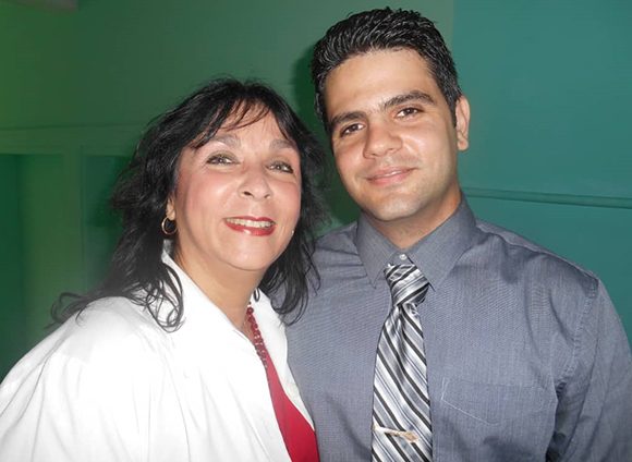 La Doctora Sonia Resik Aguirre junto a su hijo Pablo.Foto: Cortesía de la entrevistada / Cubadebate