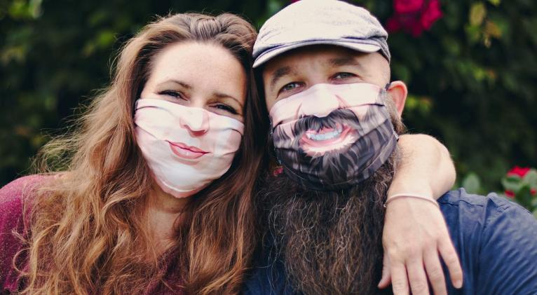 Pareja con máscara sonriente
