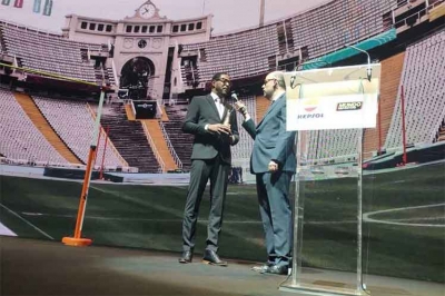 Javier Sotomayor recibe premio Mito del Deporte en España