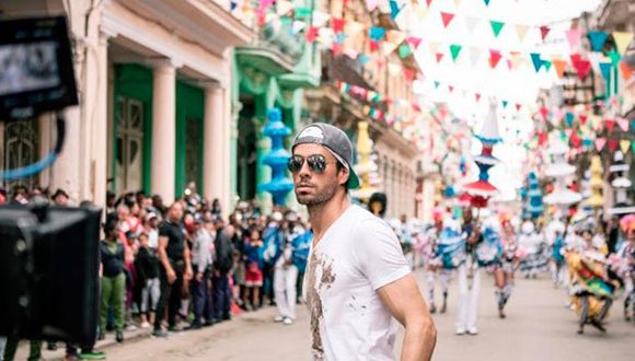 Enrique Iglesias durante la filmación de “Súbeme la radio” en La Habana