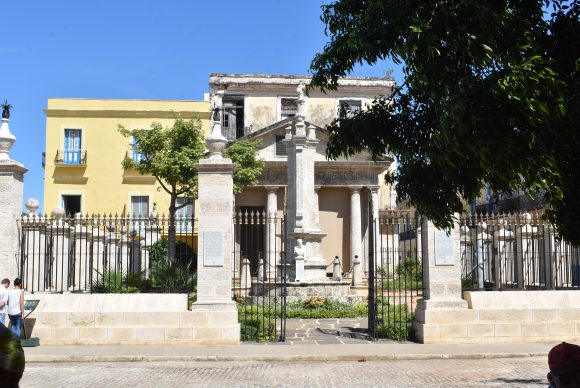 El Templete es el más pequeño de los edificios que rodean la Plaza de Armas. Sin embargo, es la primera obra civil de carácter notoriamente neoclásico con que contó La Habana. Foto: Lili Chang El Templete es el más pequeño de los edificios que rodean la Plaza de Armas. Sin embargo, es la primera obra civil de carácter notoriamente neoclásico con que contó La Habana. Foto: Lili Chang
