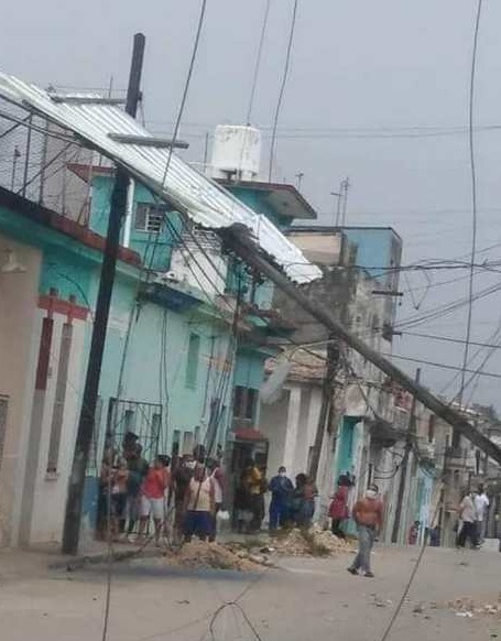 Afectaciones en varias cuadras de la barriada de Luyanó producto de un pequeño tornado. Foto: Tomada del perfil oficial de Aymara Carrazana.