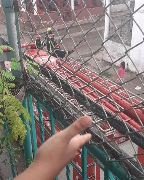 Los bomberos acudieron con prontitud. Foto: Rache Rodríguez.