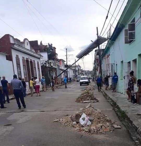 Se observan afectaciones en el tendido eléctrico y en cubiertas ligeras luego del paso de la tormenta. Foto: Kase Gates.